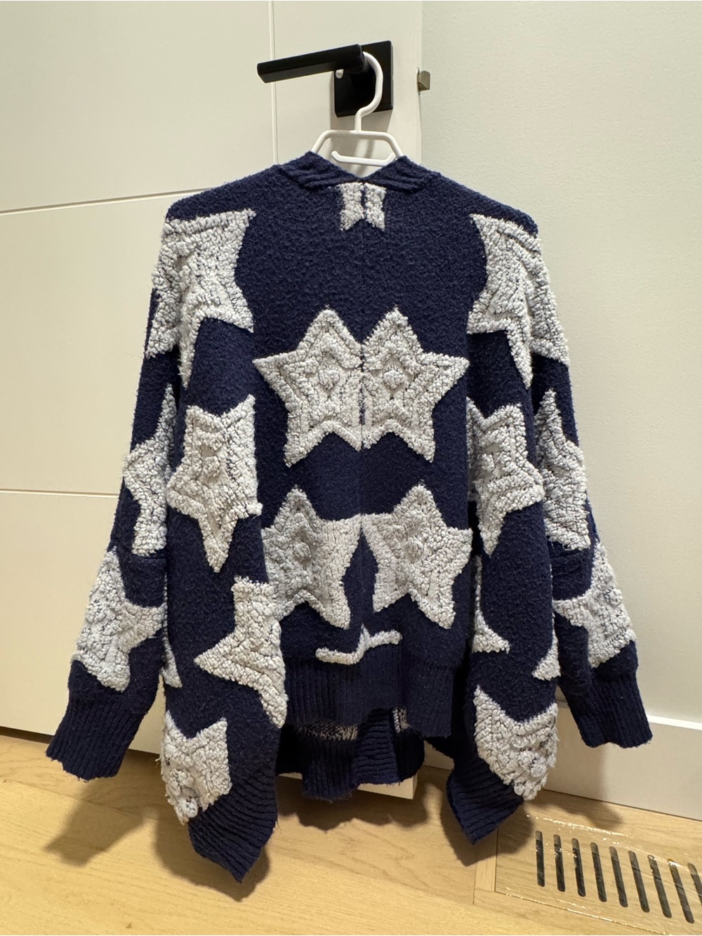 BUCKETLIST Oversized Star Cardigan - Picture 3 of 3